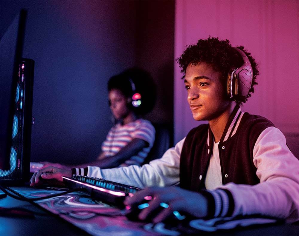 young man computer gameing PC_mob